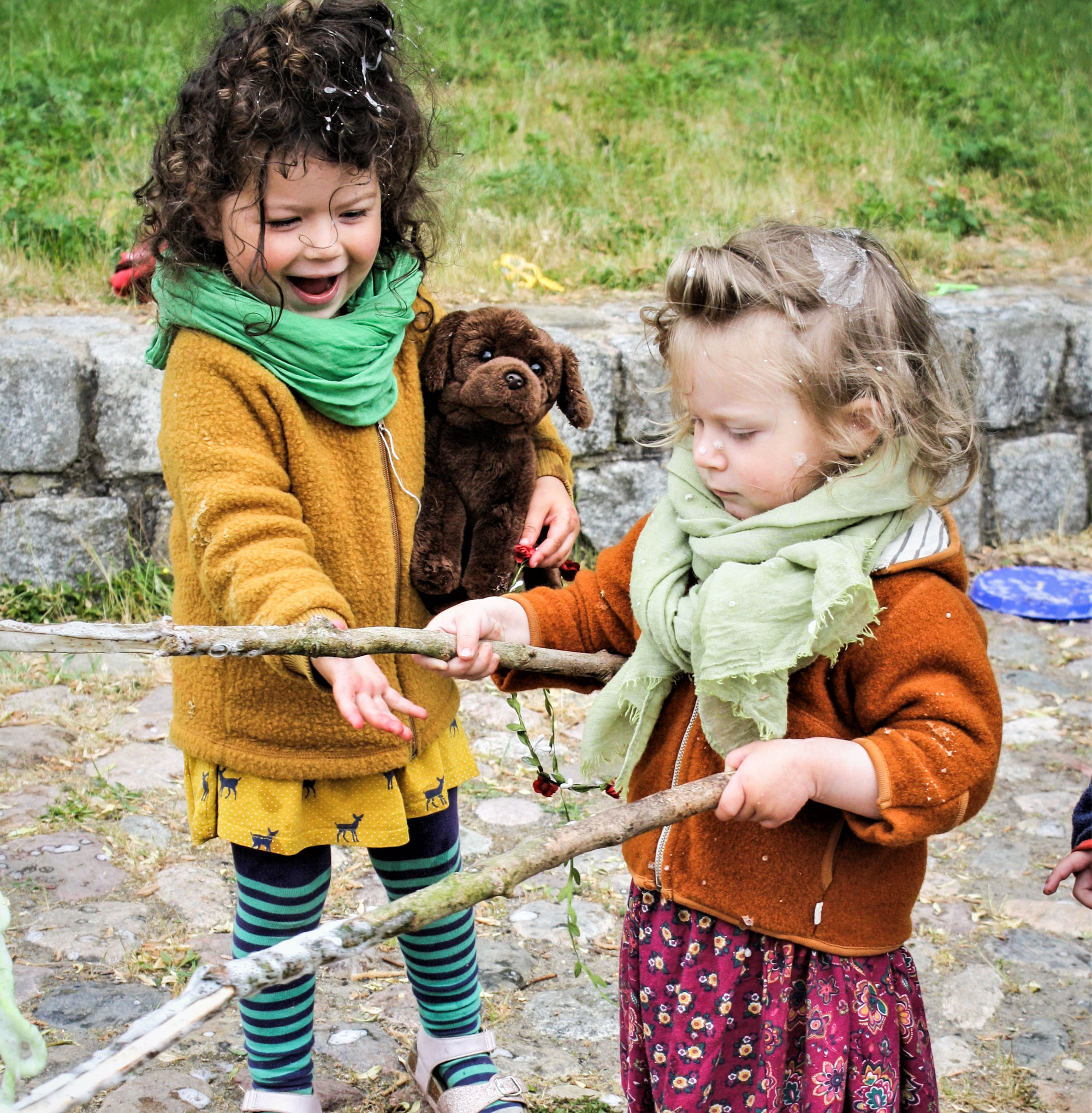 Kinder-jugendcampus-kitakinder 2 Kinder und ein Lehrer Vielfalt und Gemeinschaft im Lernen.